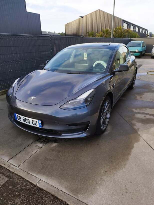 Tesla Model 3 grise lavée