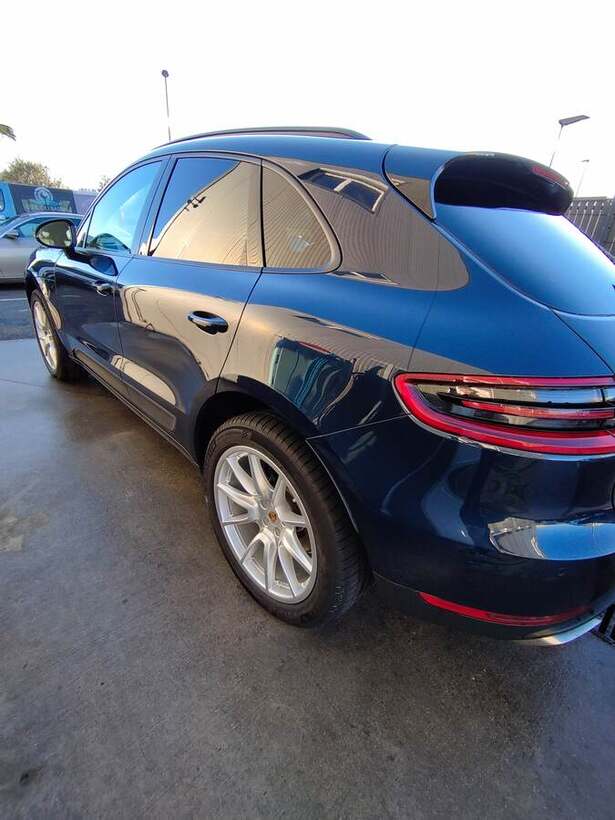 Porsche Macan bleu foncé lavé, vue arrière