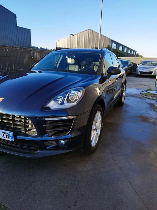 Porsche Macan bleu foncé lavé, vue avant